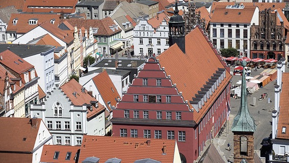 Deutschland: Greifswald - Markplatz mit Rathaus © picture-alliance / HB Verlag Foto: Sabine Lubenow