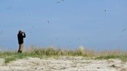 Seit sieben Jahren ist Vogelwart Enno Janßen allein unter Vögeln. © NDR Foto: Johann Ahrends