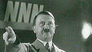 Collage: Hitler bei einer Rede, im Hintergrund der Schriftzug NNN  