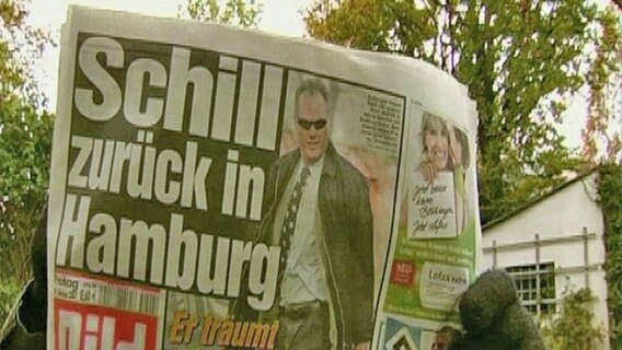 Bildzeitung mit dem Titel: Schill zurück in Hamburg © NDR 