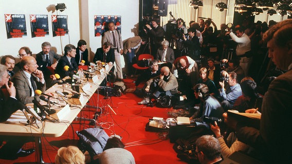 Die Pressekonferenz des Hamburger Magazins "Stern" am 25. April 1983. An diesem Tag begann der "Stern" mit der Veröffentlichung der angeblichen "Hitler-Tagebücher". © Chris Pohlert, dpa 