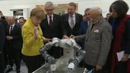 Angela Merkel beim Messebesuch.  