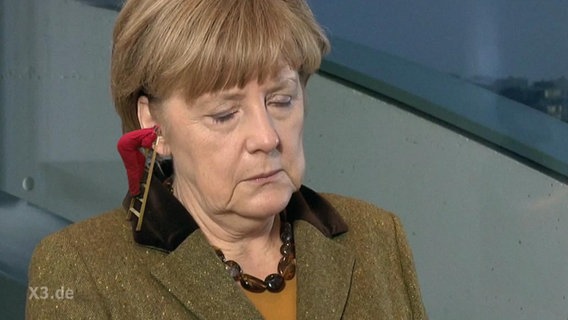 Merkel-Pilot Johannes Schlüter klettert in das Ohr von Angela Merkel  
