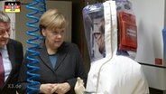 Bundeskanzlerin Merkel unterhält sich.  