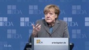 Merkel macht eine Grimasse  
