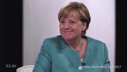 Merkel grinst  