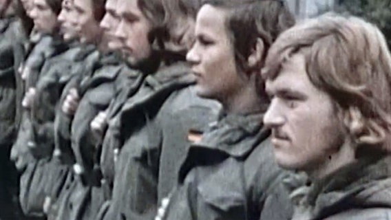 Soldaten mit langen Haaren stehen in einer Reihe © NDR 