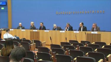 Das Podium mit den Gesprächsteilnehmern auf der Bundespressekonferenz.  