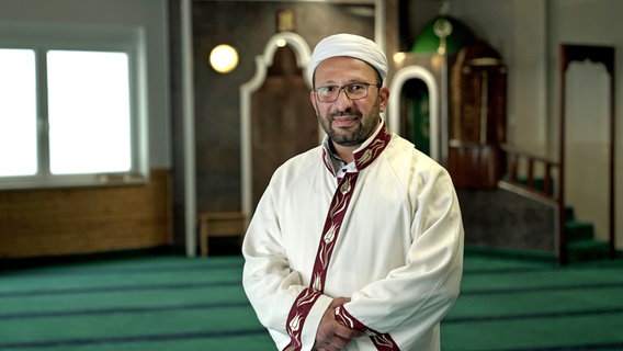 Imam Ahmed Erdal in seiner Hannoveraner Moschee. Seine Gemeinde kümmert sich um entlassene muslimische Strafgefangene. © NDR/Sven Wettengel 