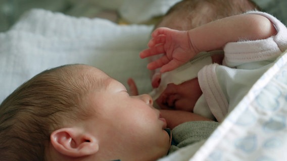 Frühgeborene Zwillingsschwestern © rbb/DOKfilm 