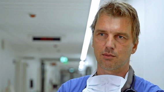 Dr. Bernd Leidel, leitender Oberarzt in der Notaufnahme der Charité. © rbb/DOKfilm 
