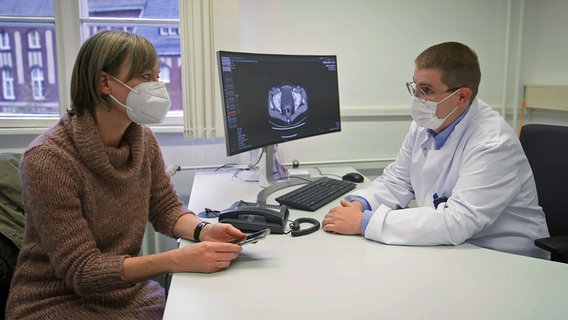 Krebspatientin Larissa Leske bei der Befundbesprechung mit Dr. Tobias Klatte. © rbb/DOKfilm 