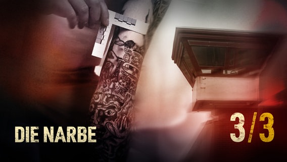 Düstere Montage in Schwarz, Grau und Rot: Ein Arm mit Tattoos wird vermessen, daneben ein Wachturm. © Bewegte Zeiten Filmproduktion 