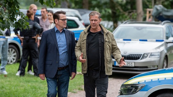 Die Kriminalhauptkommissare Lars (Ingo Naujoks, l.) und Finn (Sven Martinek, r.) kommen an einen Tatort. © ARD/Thorsten Jander 