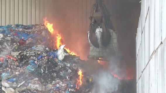 Ein Haufen Müll steht in Flammen. © Nord-West-Media TV 