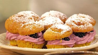 Kürbis-Muffins mit Brombeer-Füllung auf einem Teller.  