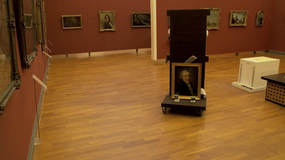 Ein Gemälde wird durch ein Museum gefahren. © NDR/Kulturjournal 