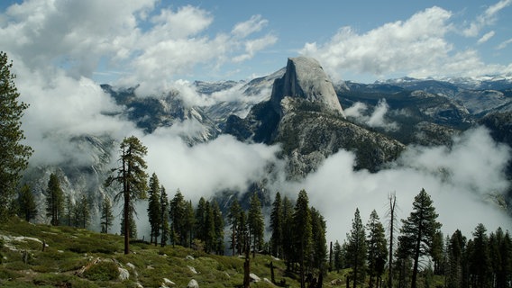 Der berühmte Half Dome im Yosemite Nationalpark im Nebel. © Doclights GmbH / NDR Naturfilm 