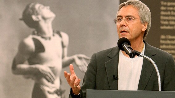 Der Chef des Hamburg Ballett, John Neumeier, am 19.05.2009 bei der Eröffung der Ausstellung "Tanz der Farben: Nijinskys Auge und die Abstraktion" in der Hamburger Kunsthalle. © dpa-Bildfunk 