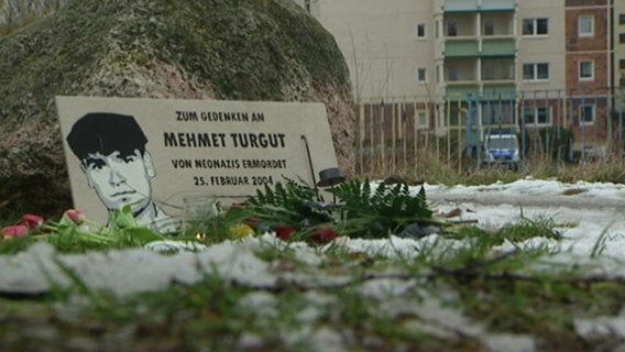 Eine Gedenktafel für Mehmet Turgut.  