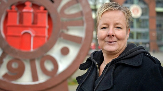 Jessica Obertopp-Ulm ist Vollblut Fußballfan des FC Sankt Pauli. © NDR/Michael Bahlo 