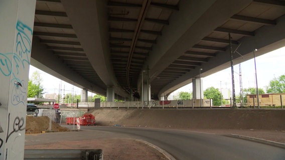 Unter einer Autobahnbrücke in Hamburg-Stellingen könnte es einen Open-Air-Club geben. © Screenshot 