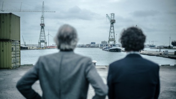 Szenenbild aus der belgischen Serie "Over Water - Im Netz der Lügen": Freddy (Herman Gilis, graues Haar) und John (Tom Dewispelaere). © Toon Aerts Foto: Toon Aerts