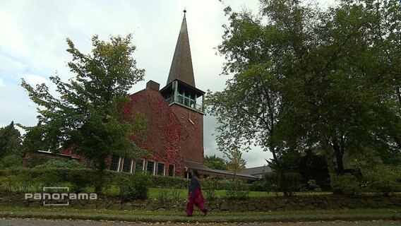 Inderin vor Kirche  