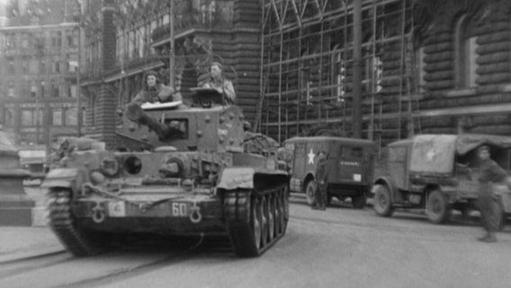 Historische Aufnahme aus dem Mai 1945: Panzer in Hamburg  