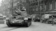 Historische Aufnahme aus dem Mai 1945: Panzer in Hamburg  