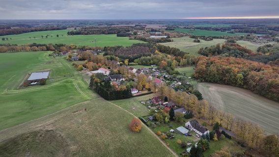 Das Dorf Passee im Kreis Nordwestmecklenburg von oben. © Screenshot 