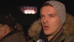 Ein Reporter von RTL wird von einem Panorama-Team bei der Pegida-Demonstration interviewt Ein Reporter von RTL wird von einem Panorama-Team bei der Pegida-Demonstration interviewt