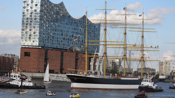 Die "Peking" erreicht die Elbphilharmonie. © picture alliance / rtn - radio tele nord 