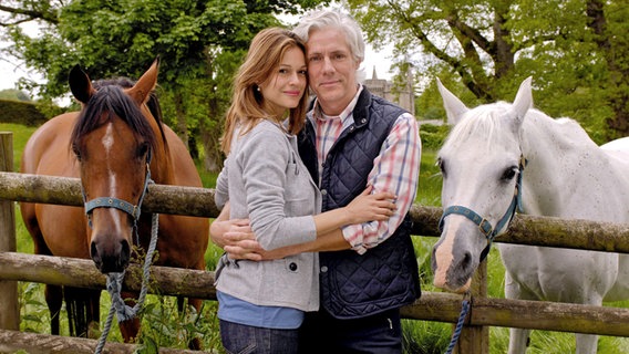 Eric (Philipp Brenninkmeyer) und Elaine (Suzan Anbeh) verbindet mehr, als nur ihre Liebe zu den Pferden. © NDR/ARD Degeto/Jon Ailes 