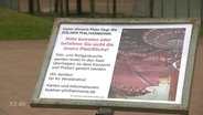 Ein Schild erklärt, dass während der Konzerte der Platz nicht betreten werden darf.  