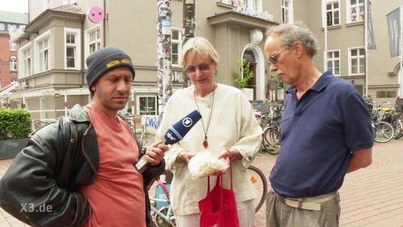 Reporter mit zwei Passanten im Interview  