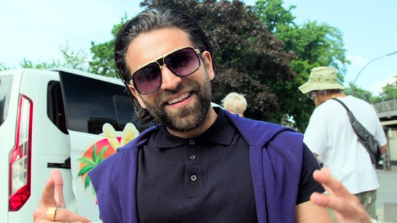 Selfmade-Men Abdel (Arman Kashani) posiert für die Kamera. © NDR/Kleine Brüder 