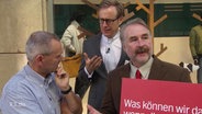 Die beiden Politiker der verschiedenen Parteien versuchen den Wähler zu überzeugen  