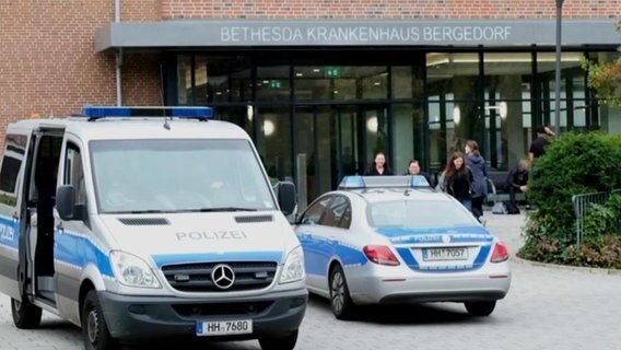 Zwei Polizeiwagen vor dem Bethesdakrankenhaus Bergedorf  