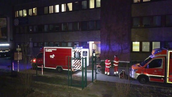 Zwei Rettungswagen stehen vor einem Gebäude. © Screenshot 
