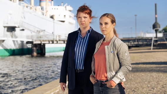 Anneke Kim Sarnau (Katrin König) und Lina Beckmann (Melly Boewe) ermitteln. © NDR/Christine Schroeder 