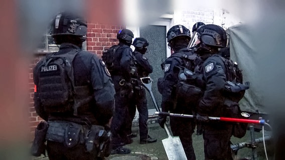 Einsatzkräfte der Polizei stürmen ein Haus. © Joker Pictures 