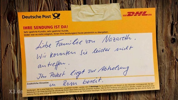 Ein Aufkleber der Deutschen Post AG mit einem Brief an die Familie von Nazareth beschriftet.  