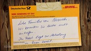 Ein Aufkleber der Deutschen Post AG mit einem Brief an die Familie von Nazareth beschriftet.  