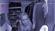 Eine Frau steht desorientiert in einem begehbaren Kleiderschrank. © NDR 