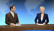 Anne Rothäuser und Thieß Neubert stehen im Postillon24-Studio und kucken sich an. © NDR 