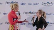 Barbara Schöneberger und Helene Nissen auf einer Pressekonferenz in Köln  