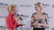 Barbara Schöneberger und Levina auf der Pressekonferenz in Köln.  