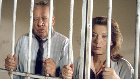 Szene aus "Adelheid und ihre Mörder", Folge 51 "Haie und kleine Mieter": Adelheid (Evelyn Hamann, r.) und Strobel (Heinz Baumann, l.) hinter Gittern. © © ARD/Baernd Fraatz - honorarfrei 