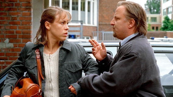 Eddy Garbitsch (Axel Prahl) wird gegenüber Corinna (Anneke Kim Sarnau) zudringlich. © NDR/Gordon Timpen 